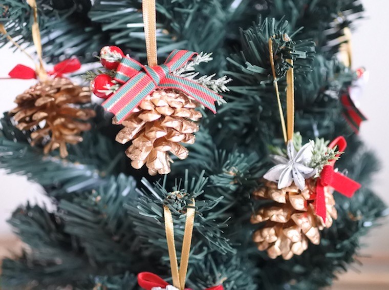 松ぼっくりのクリスマスオーナメント