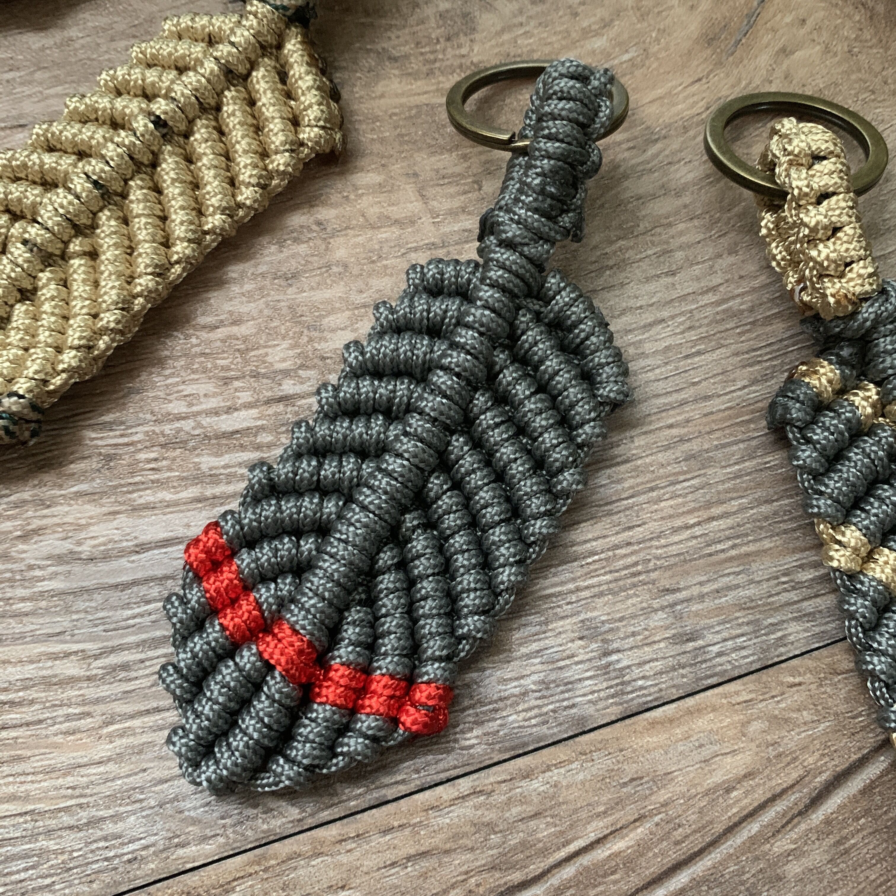 マクラメ編み　フェザーチャームの写真2枚目