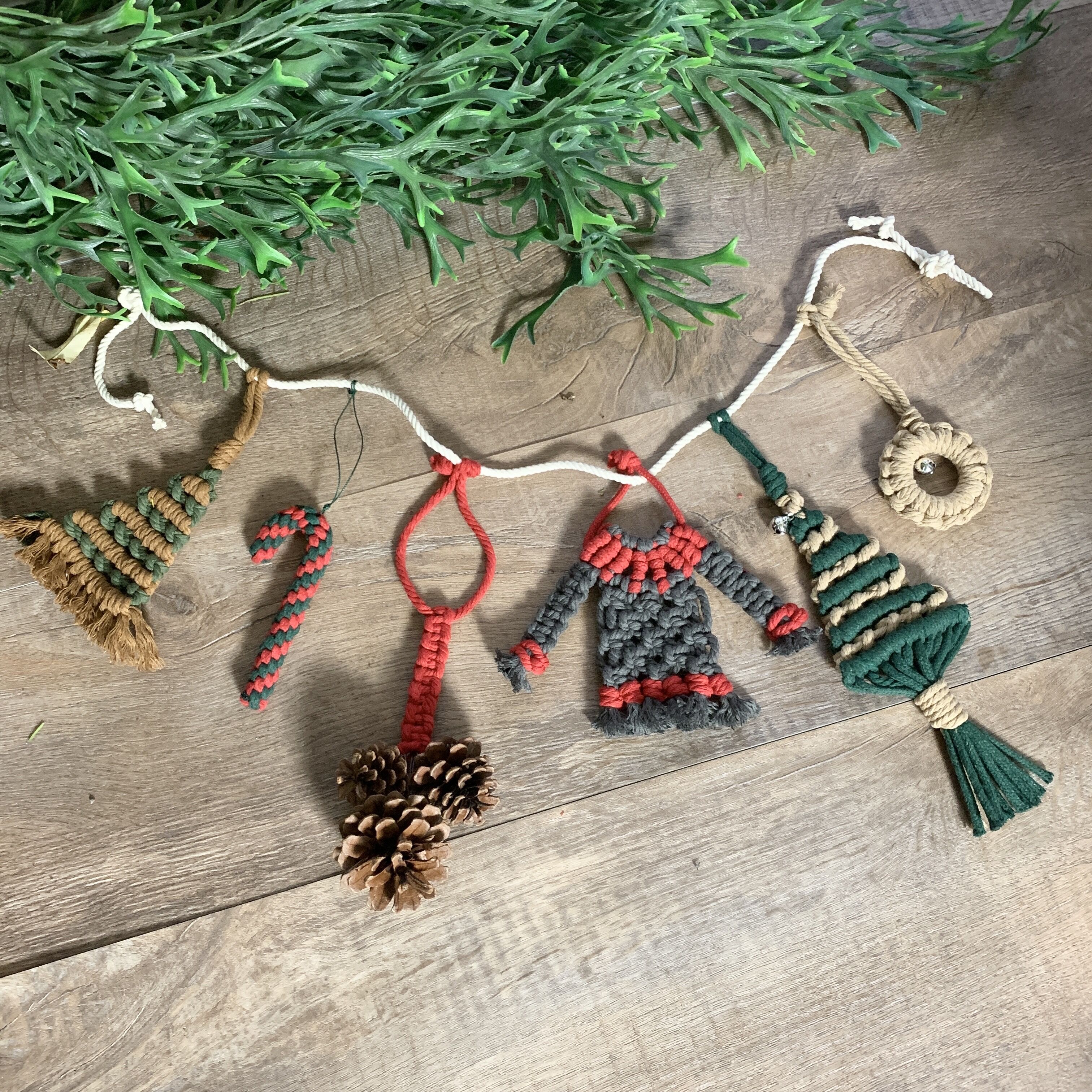 マクラメ編み　クリスマス　ガーランドの写真