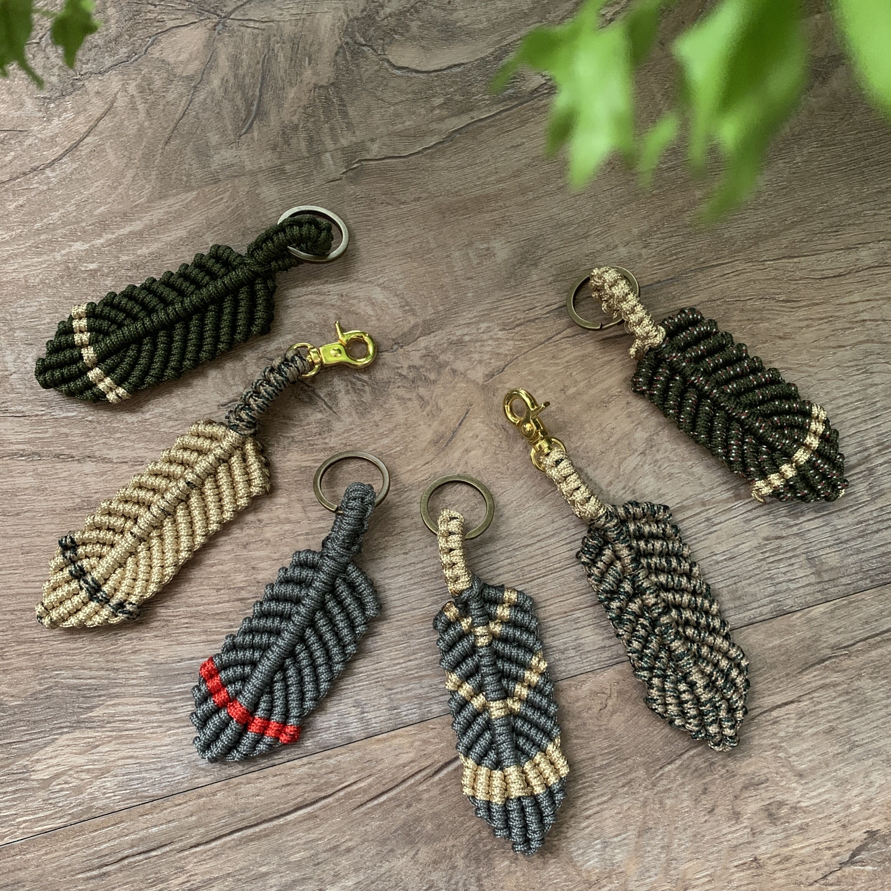 マクラメ編み　フェザーチャームの写真