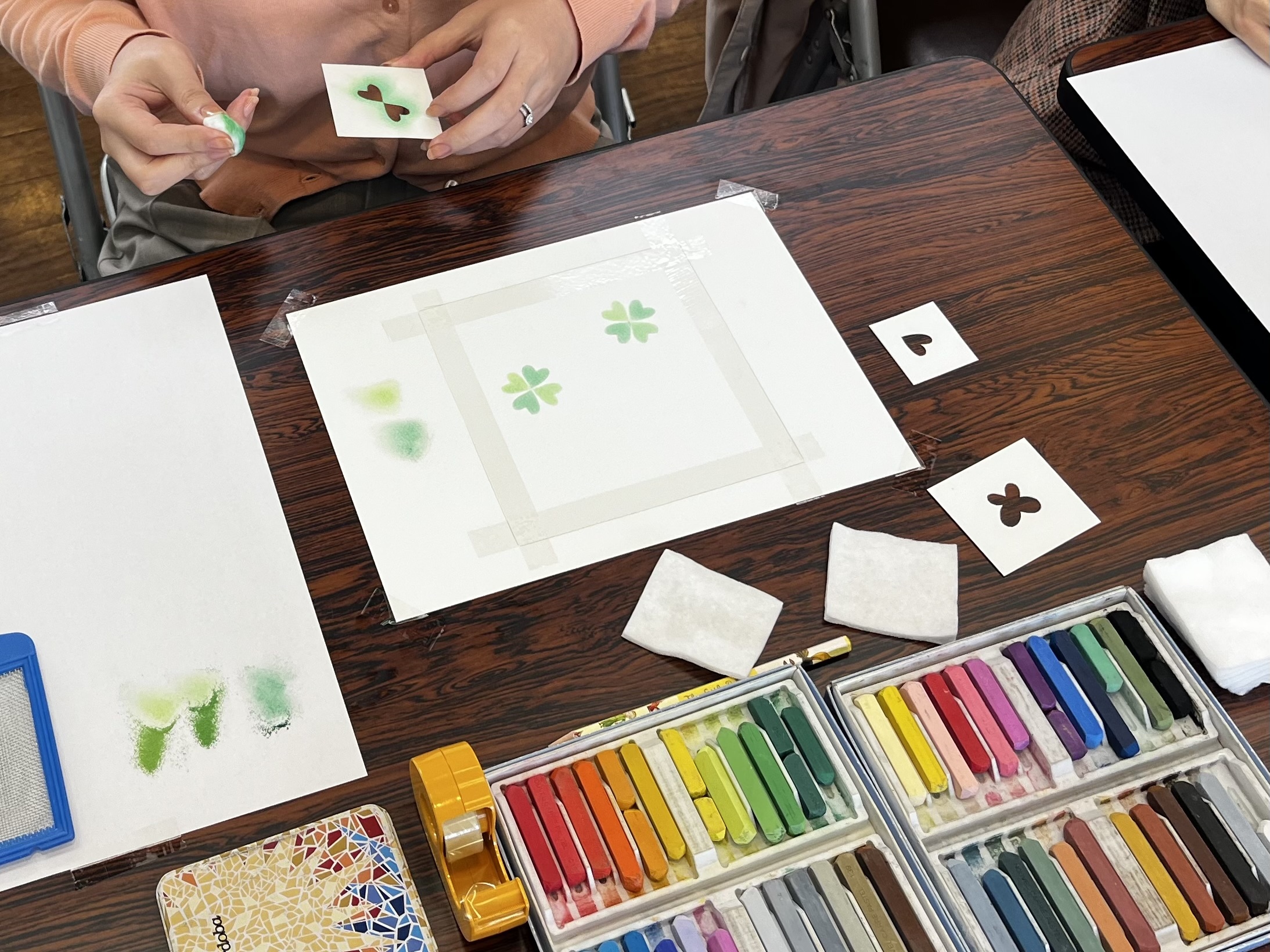 ＜季節のパステル＞パステルシャインアートで「こどもの日・クローバー」の絵を描こうの写真3枚目