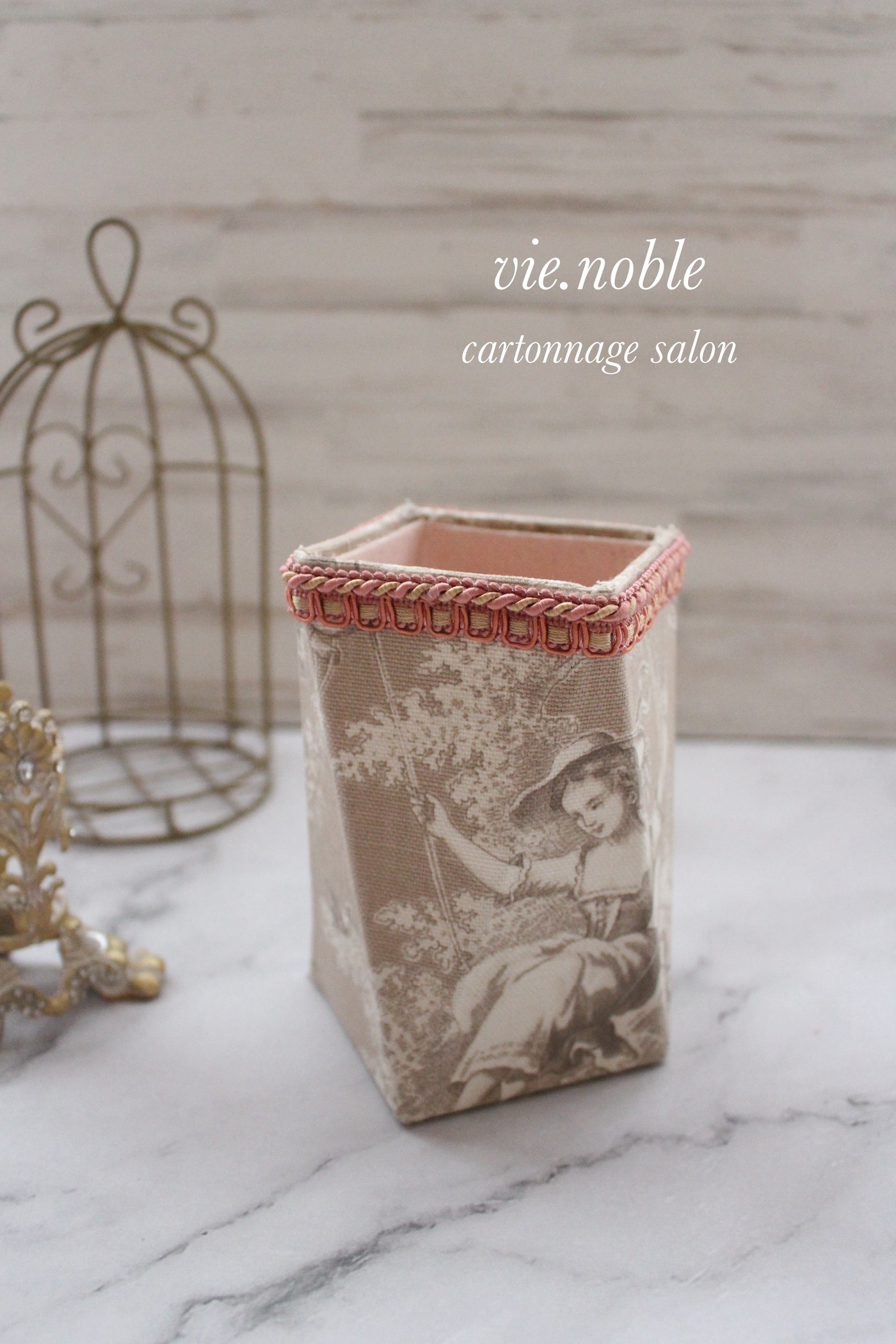 初めてのカルトナージュで体験レッスン　インテリア雑貨作りの写真3枚目