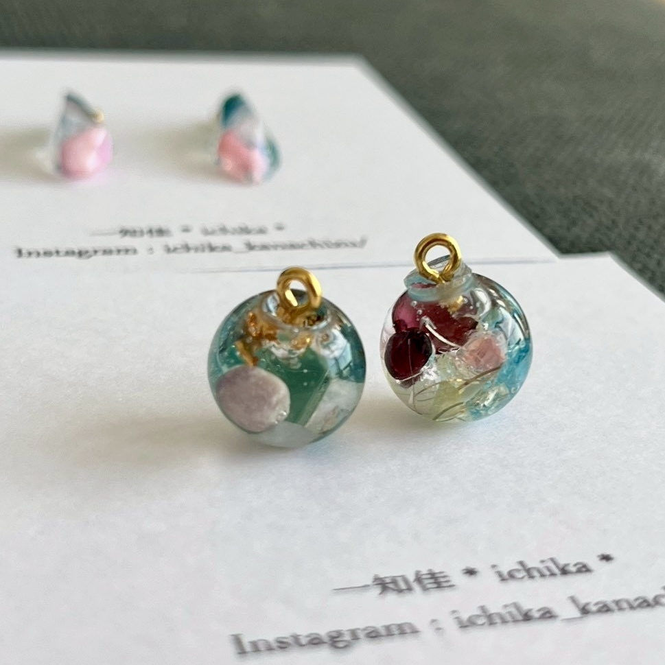 草花と天然石でつくる。 レジンアクセサリーワークショップの写真