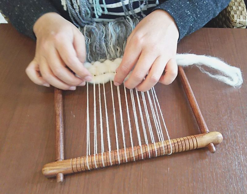 縫わないで出来る！ふわふわ手紡ぎウールを使って木枠で織るキーケースの写真2枚目