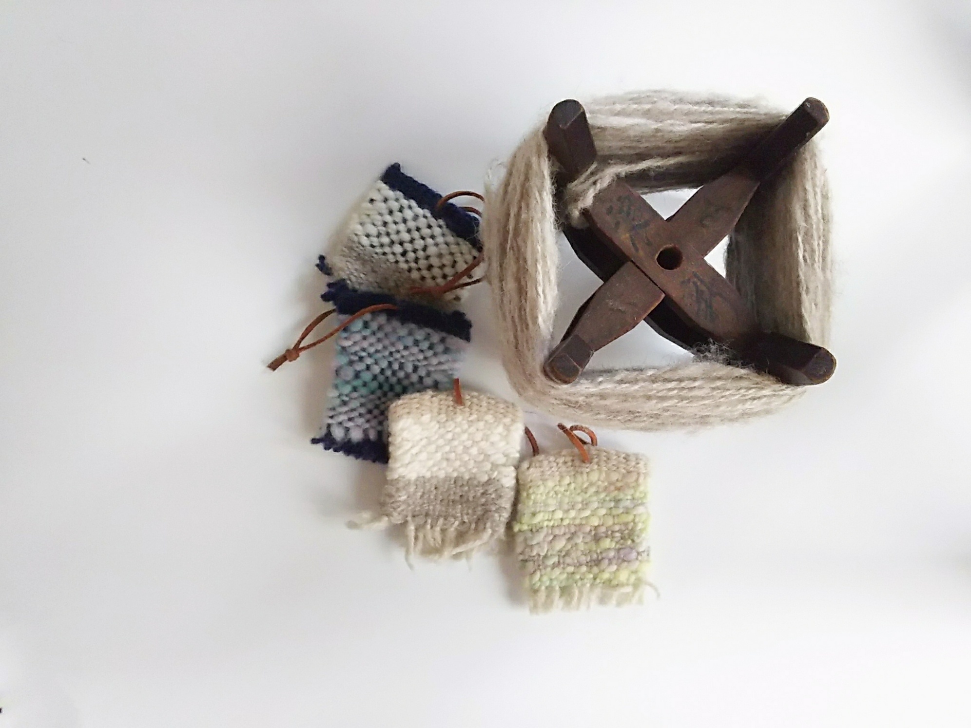 縫わないで出来る！ふわふわ手紡ぎウールを使って木枠で織るキーケースの写真1枚目