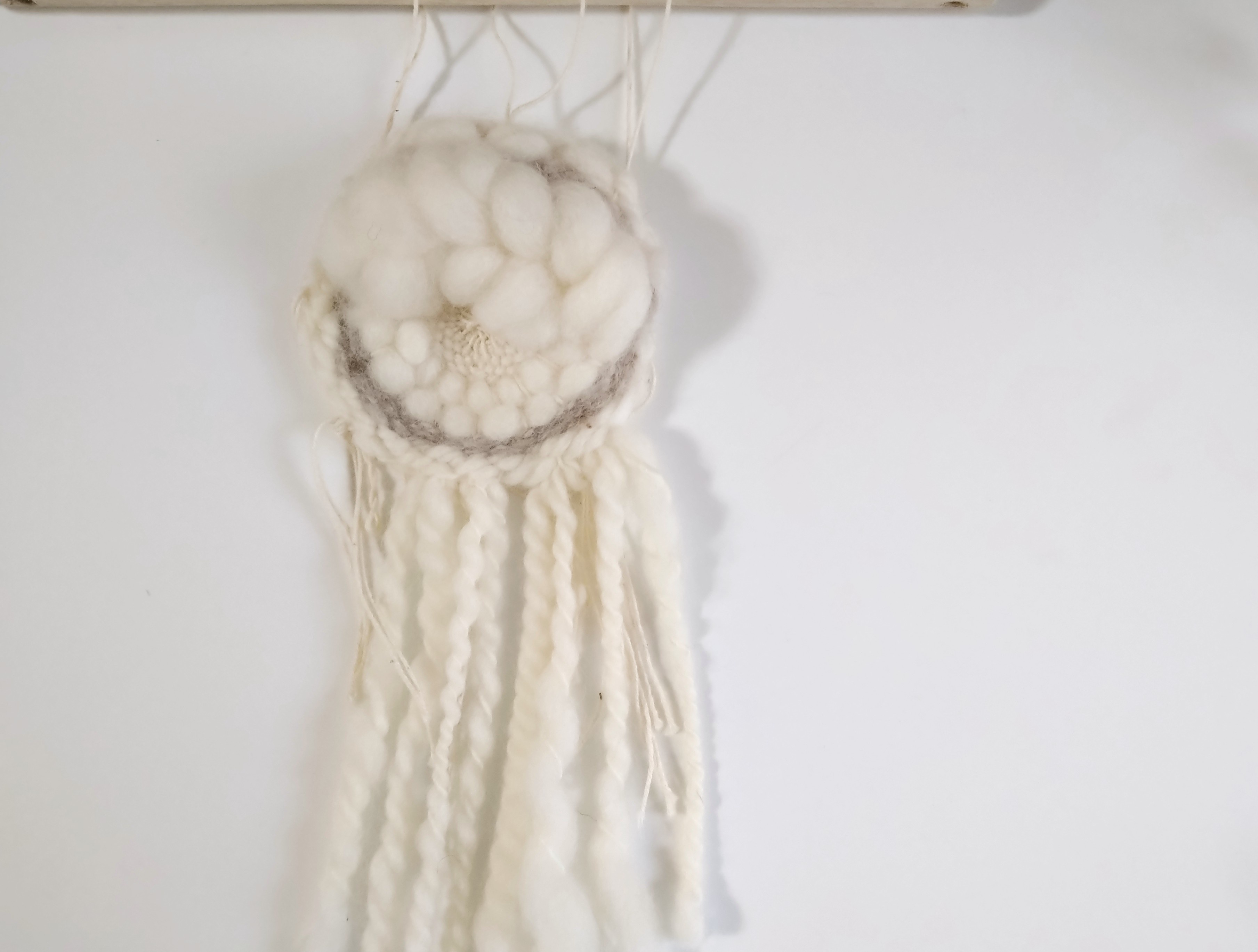 北欧好きさんのためのフワフワ糸で紡ぐ丸いタペストリー、織りませんか？の写真1枚目