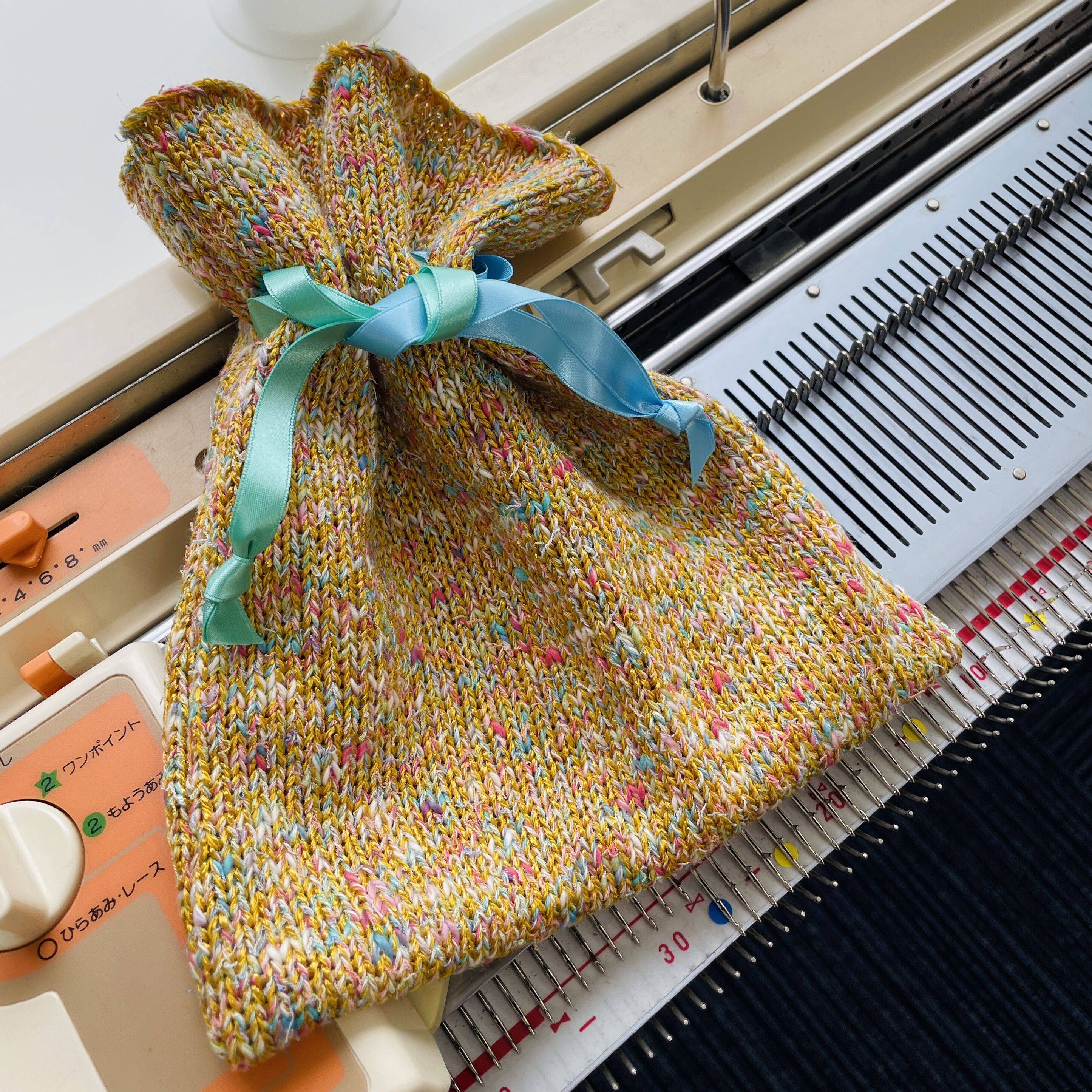 編み機でニット巾着を作るワークショップの写真