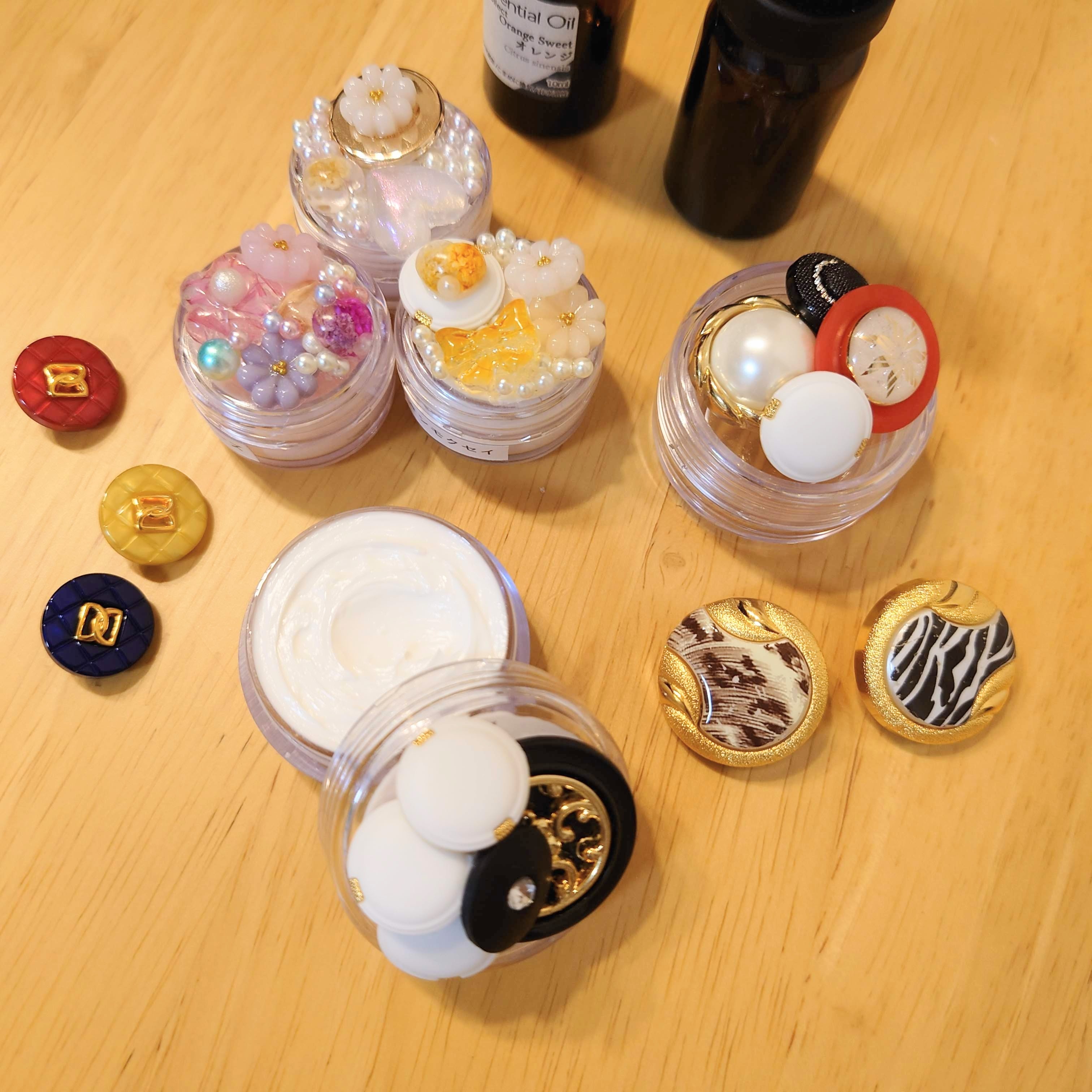 2個作れるクリームケースデコ&amp;アロマハンドクリームの写真