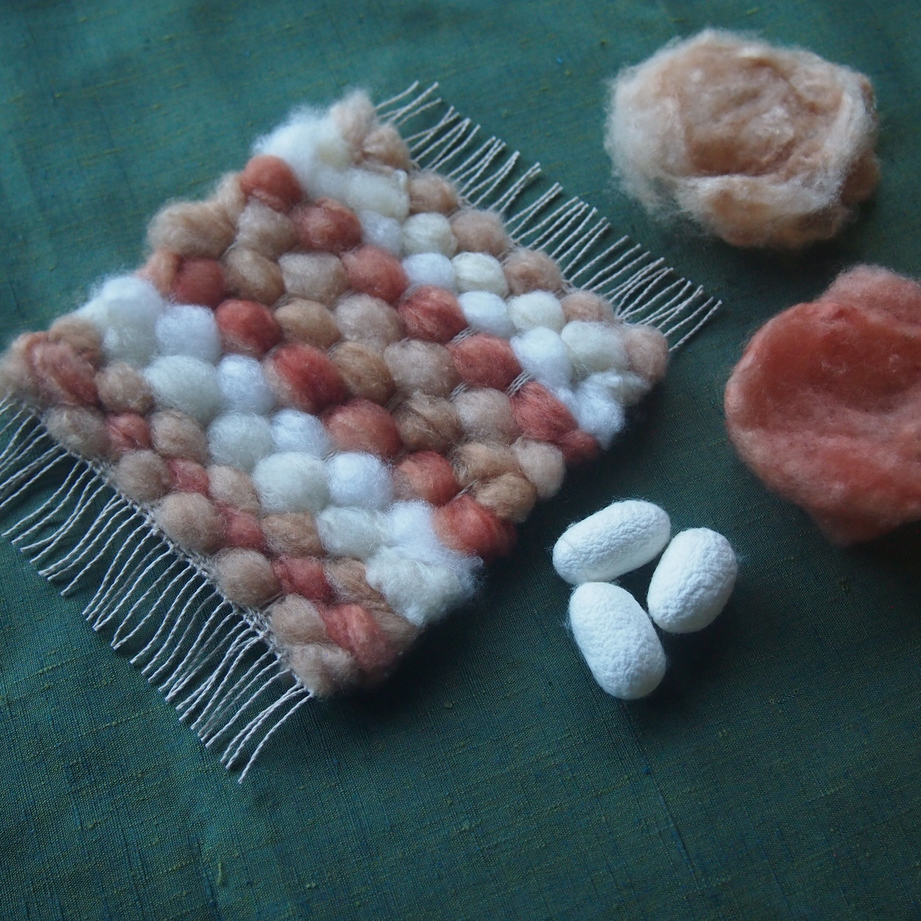 ふわふわシルクで遊ぼ 「草木染め真綿で織るミニマット作り」の写真