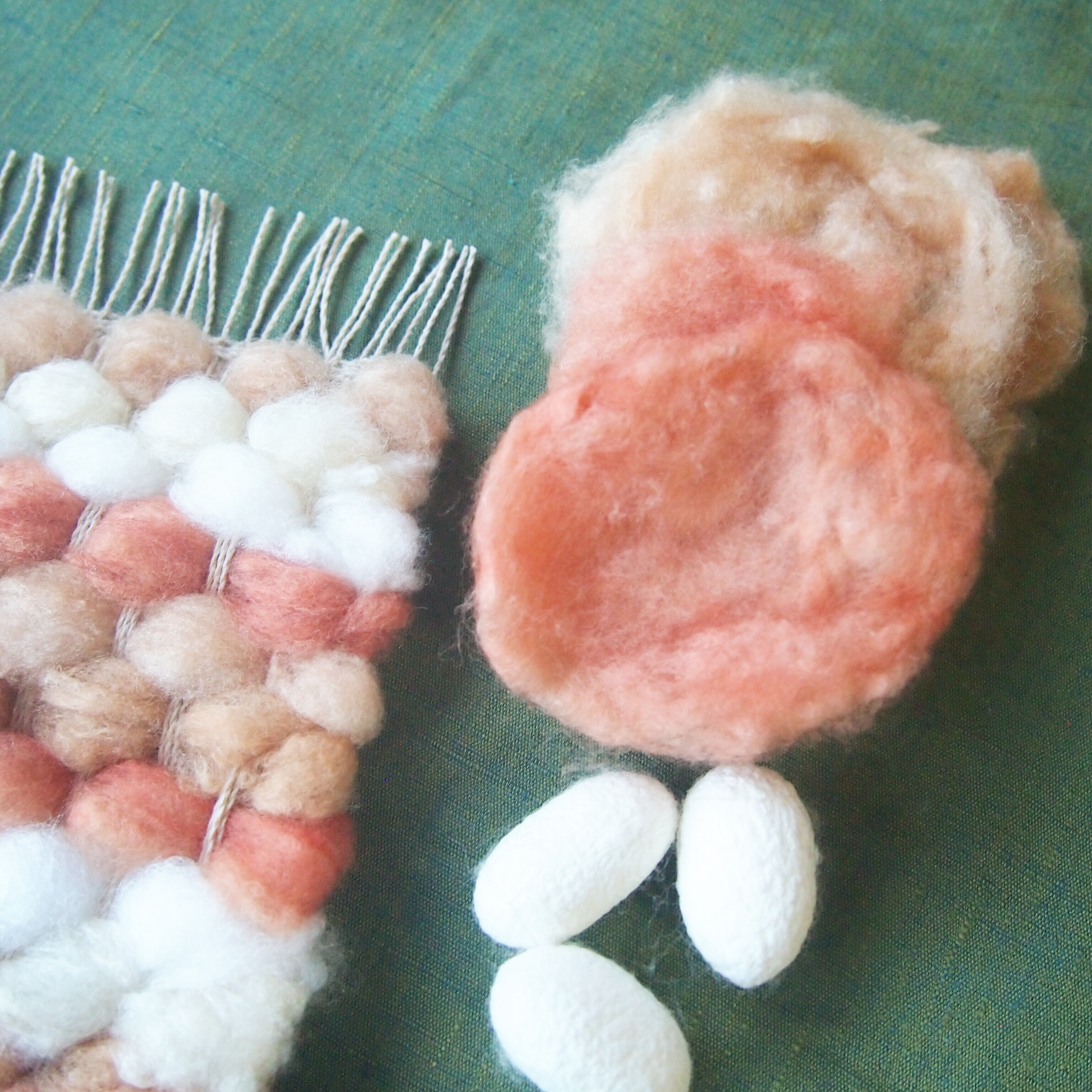 ふわふわシルクで遊ぼ 「草木染め真綿で織るミニマット作り」の写真3枚目