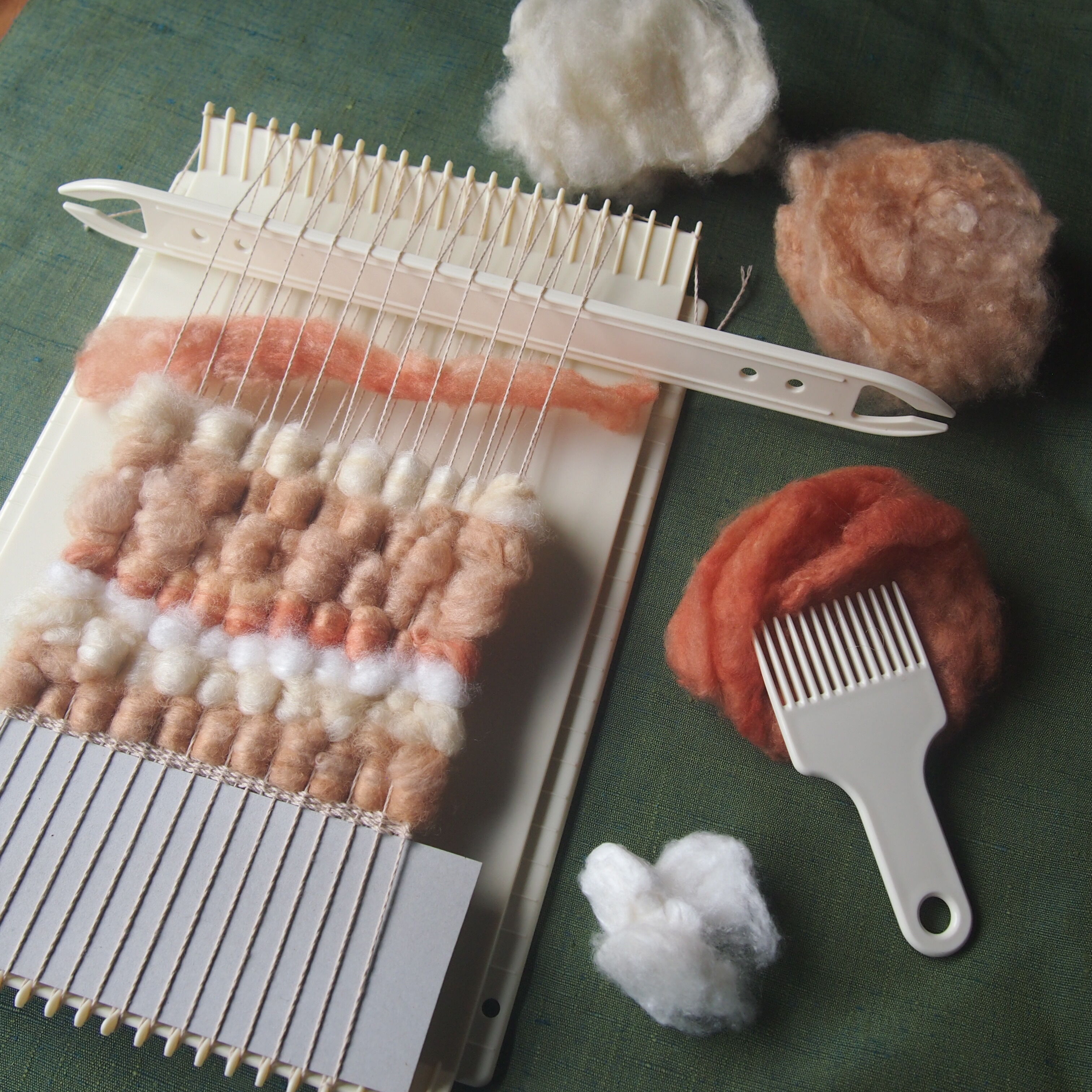 ふわふわシルクで遊ぼ 「草木染め真綿で織るミニマット作り」の写真2枚目