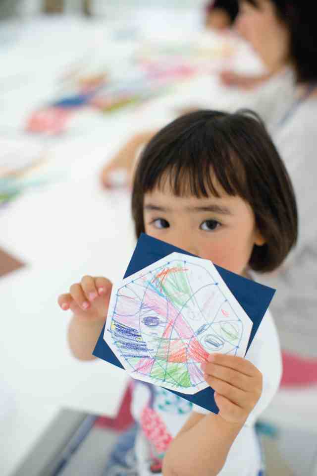 大人も子どももアート感覚を活性化させよう！臨床美術で脳が目覚めるお絵かき教室の写真1枚目