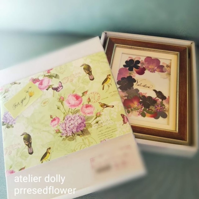 チョコレートコスモスとハート型の花びらで作るプレスドフラワーアレンジメントの写真4枚目