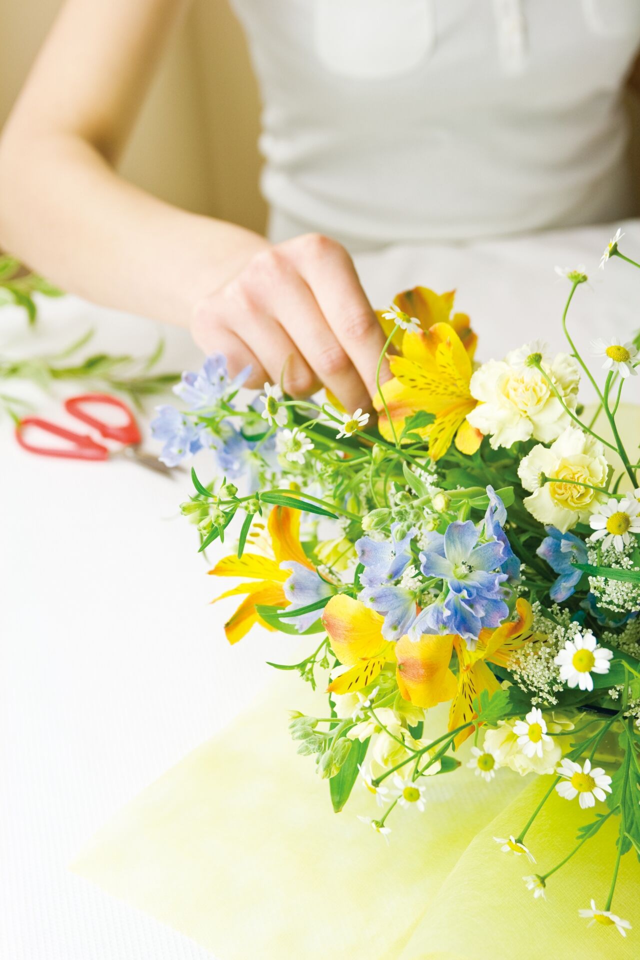 フラワーアレンジメント体験　〜春の小花のリース〜の写真4枚目