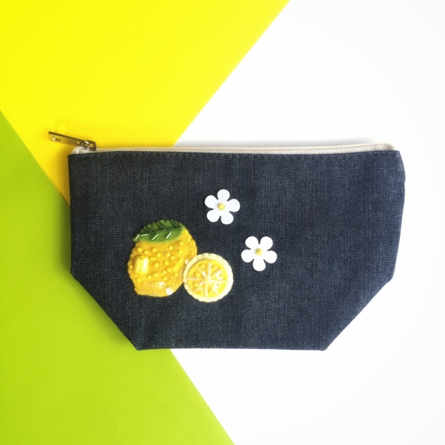 ビーズ刺繍で作るレモンのデニムポーチの写真