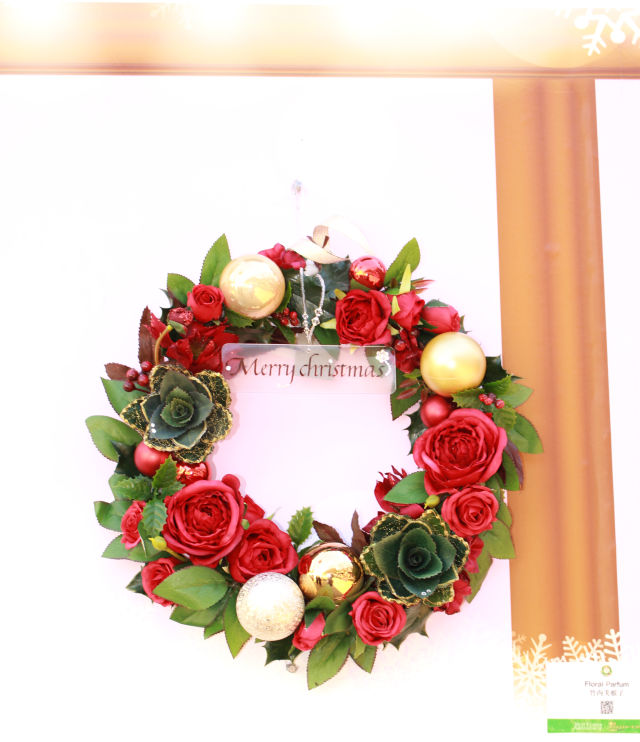 王道のクリスマスカラー 緑、赤、金色のクリスマスリース／大サイズ Φ約３０ｃｍの写真4枚目