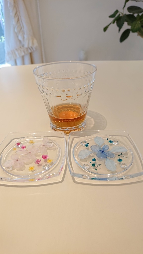 東京のフラワーのワークショップ 今大注目 固まるハーバリウム透明感抜群 滑り止め可能オリジナルコースター2枚作成 Craftie クラフティ