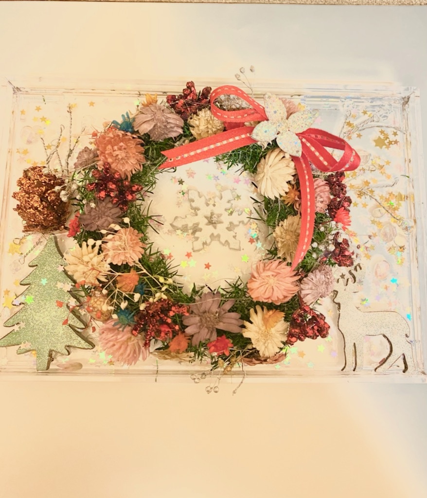 東京のフラワーのワークショップ 選べる花材 クリスマスに華やかな固まるハーバリウムリースプレート Craftie クラフティ