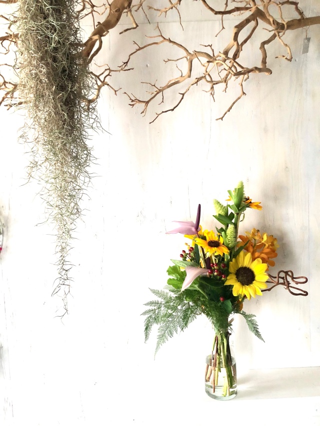 トロピカルフワラーとヒマワリの花束の写真1枚目