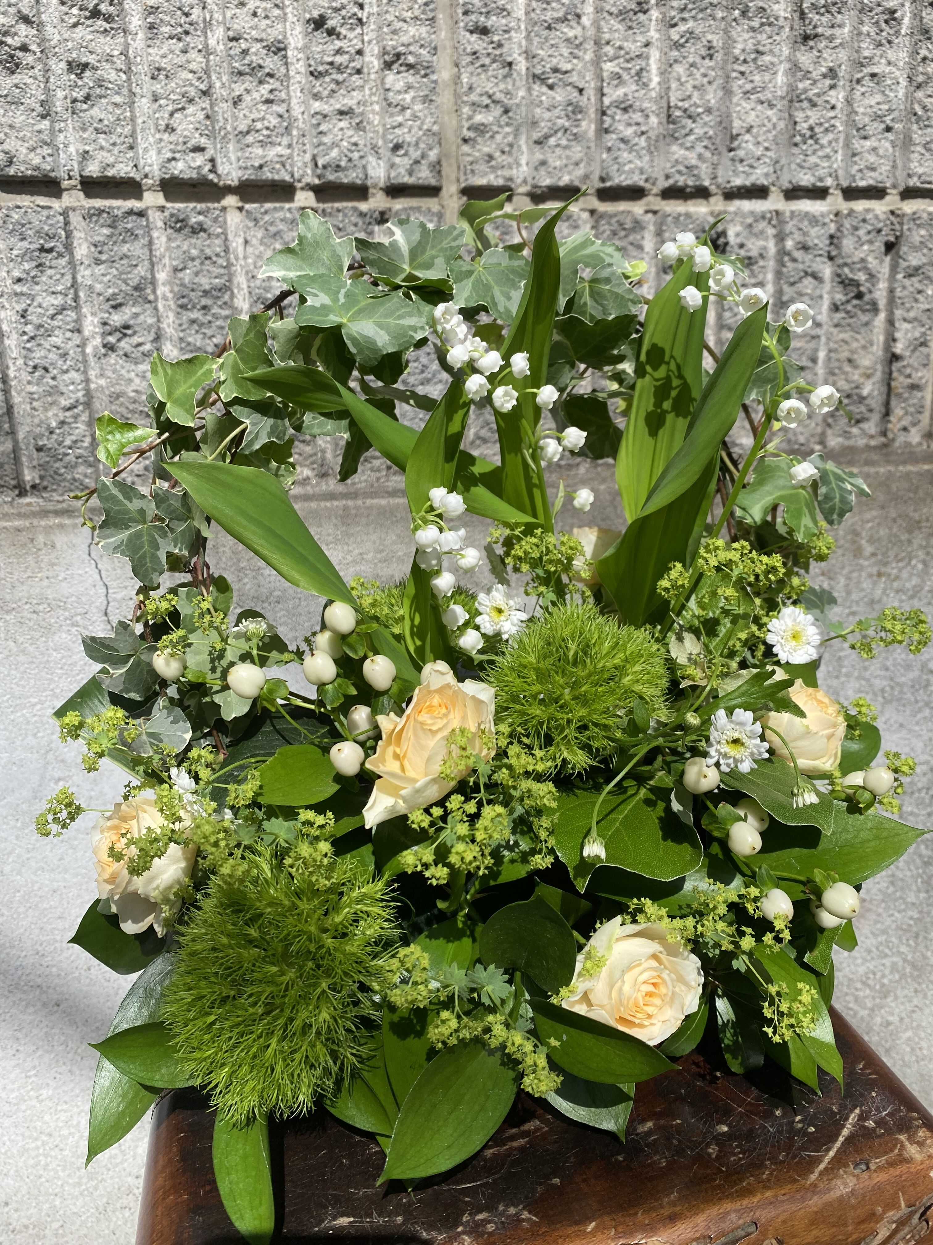 すずらんアレンジメントの写真2枚目