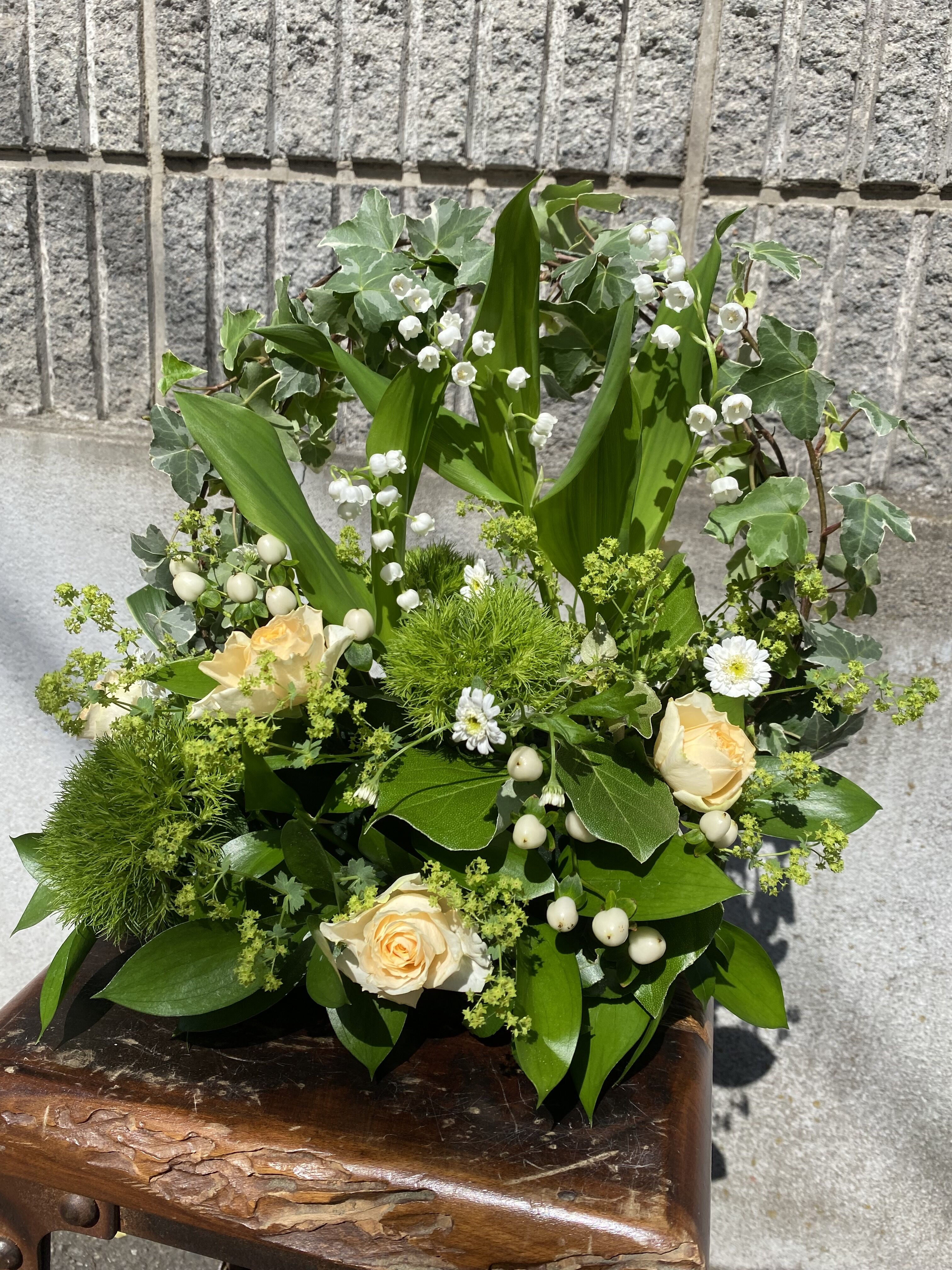 すずらんアレンジメントの写真3枚目