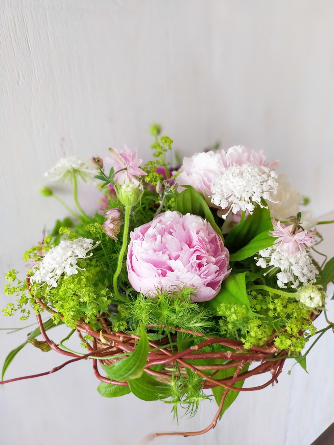 芍薬と季節の小花の花籠の写真2枚目