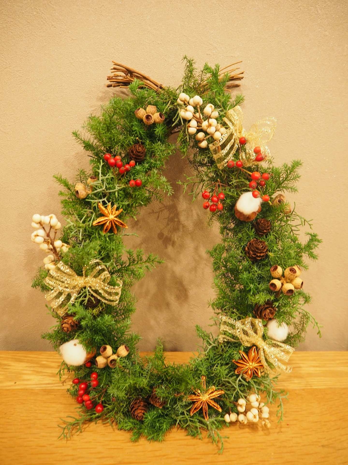 ティアドロップ型クリスマスリースの写真1枚目