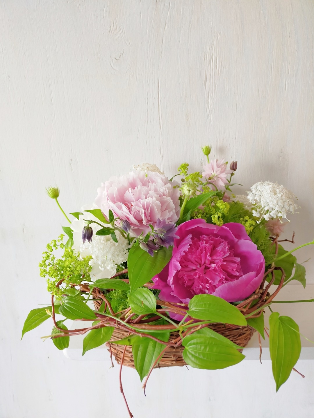 芍薬と季節の小花の花籠の写真1枚目