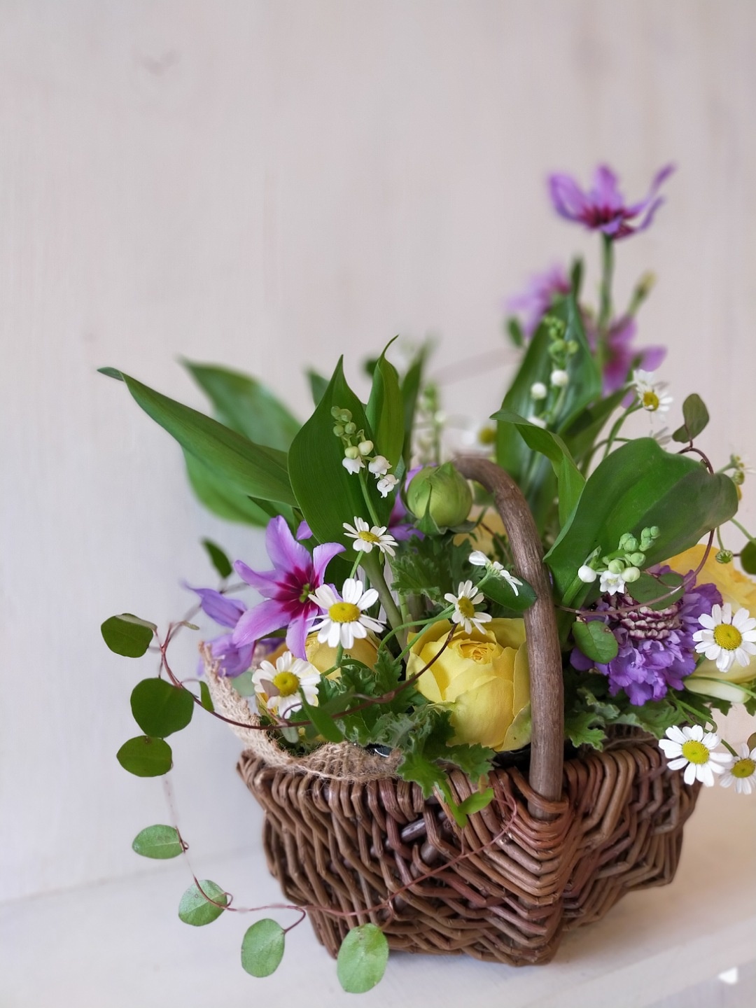 スズランと香る花たちのアレンジメントの写真2枚目