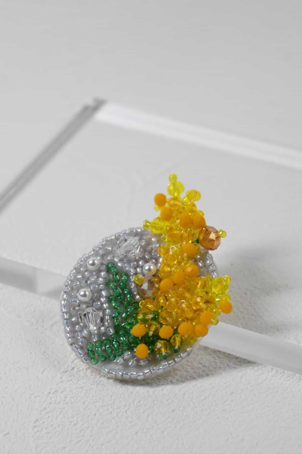初心者歓迎！ビーズ刺繍でつくるミモザブローチの写真2枚目