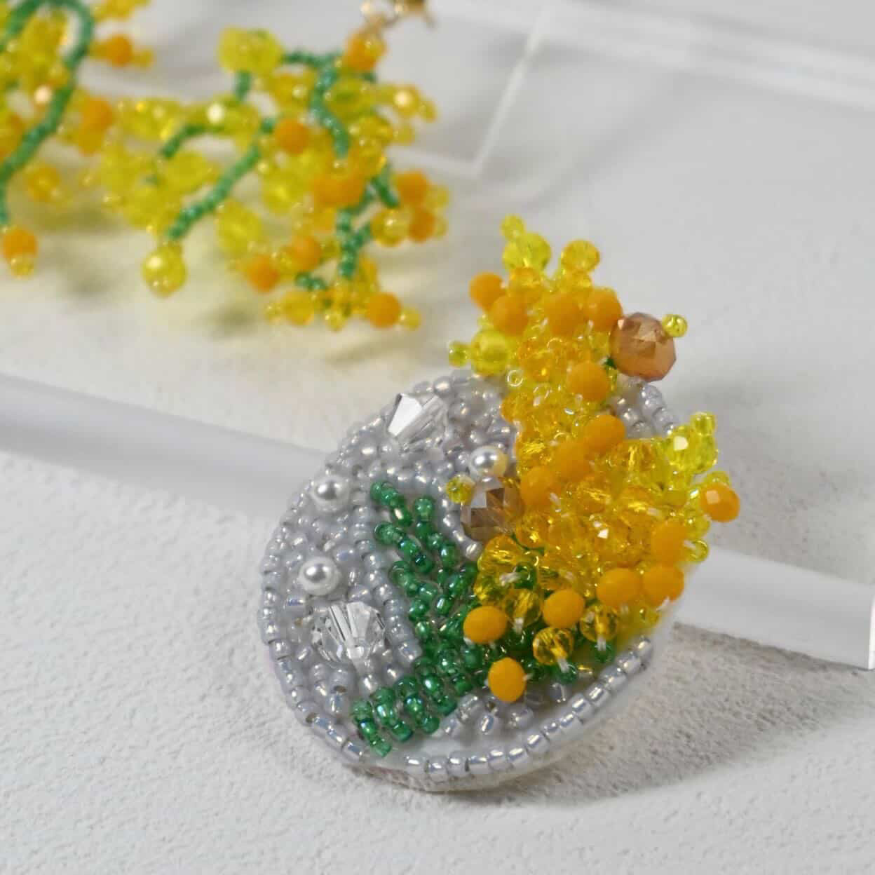 初心者歓迎！ビーズ刺繍でつくるミモザブローチの写真