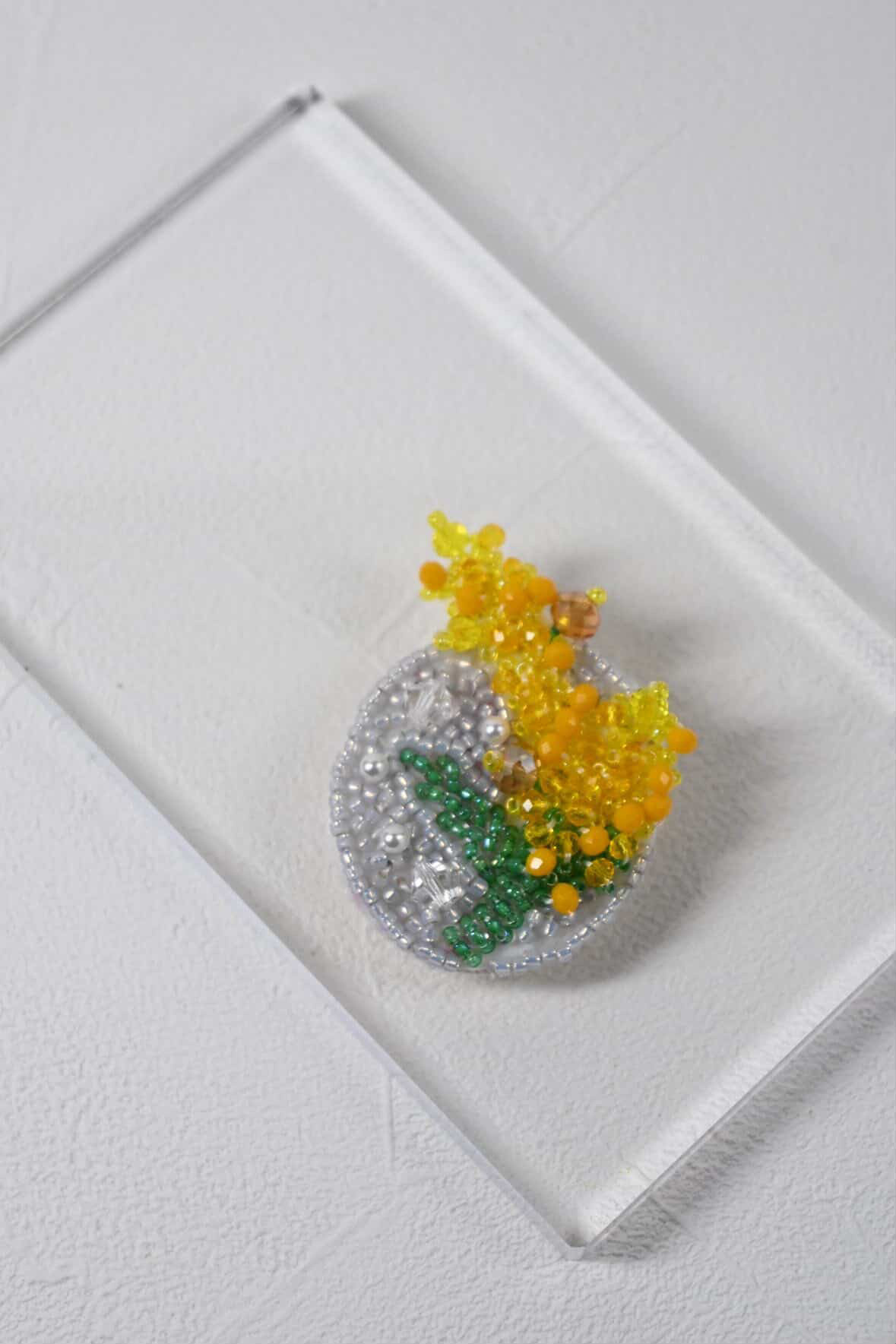 初心者歓迎！ビーズ刺繍でつくるミモザブローチの写真3枚目