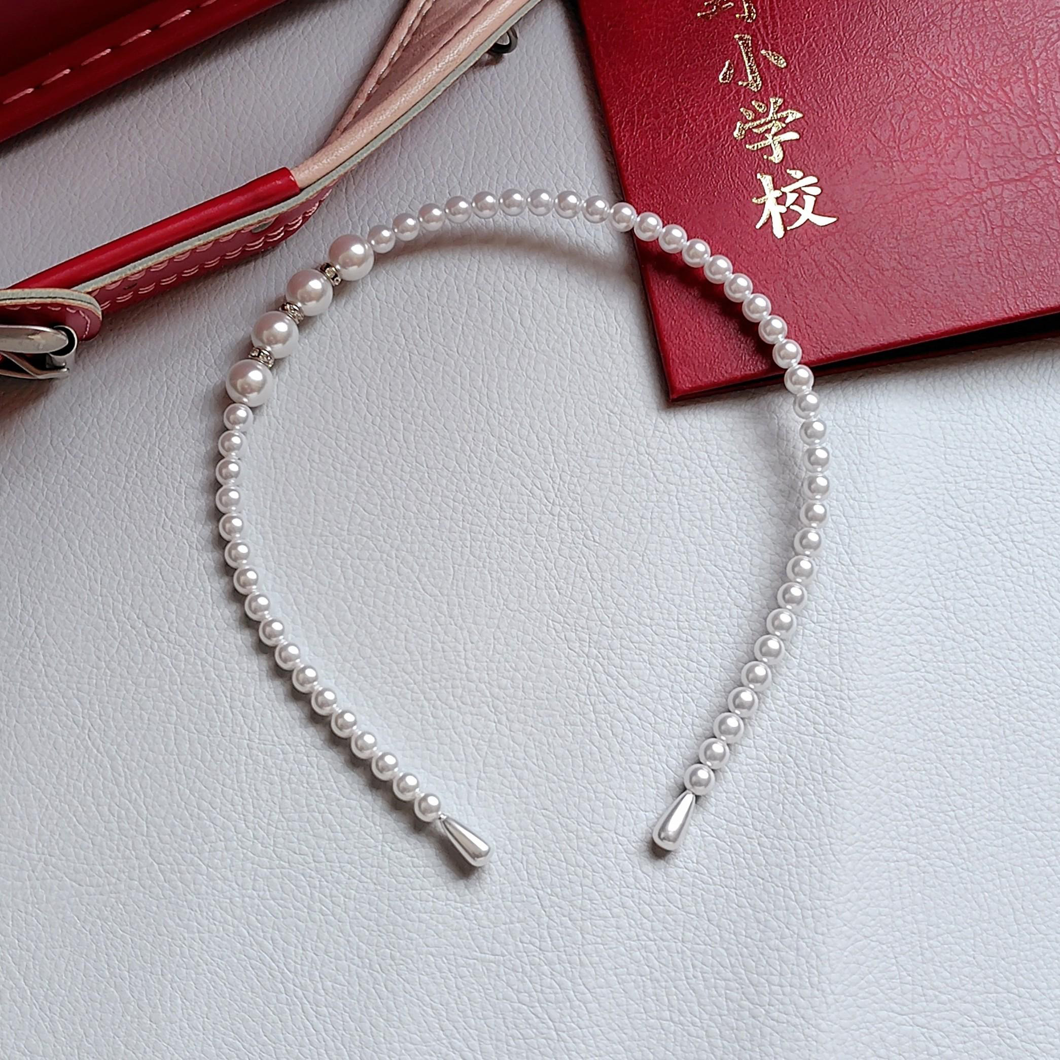 上品パールのカチューシャの写真