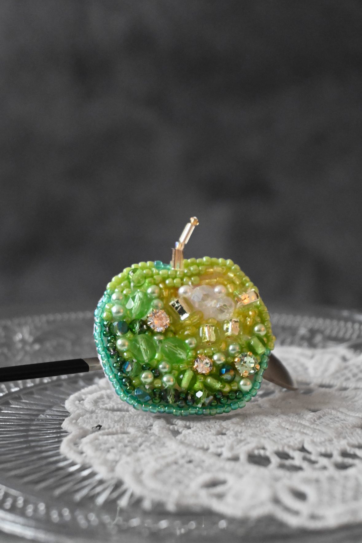 ビーズ刺繍でつくる青リンゴの写真