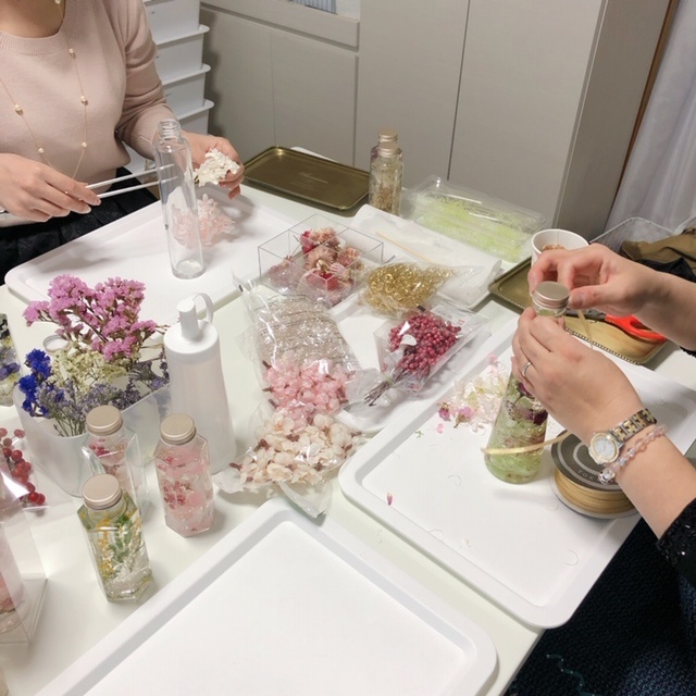 桜、ミモザ、パンジなどで作る♡春色のハ―バリウム♡の当日の流れ・雰囲気の写真2枚目