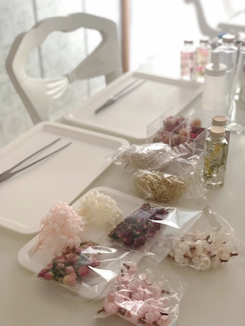 桜、ミモザ、パンジなどで作る♡春色のハ―バリウム♡の当日の流れ・雰囲気の写真1枚目