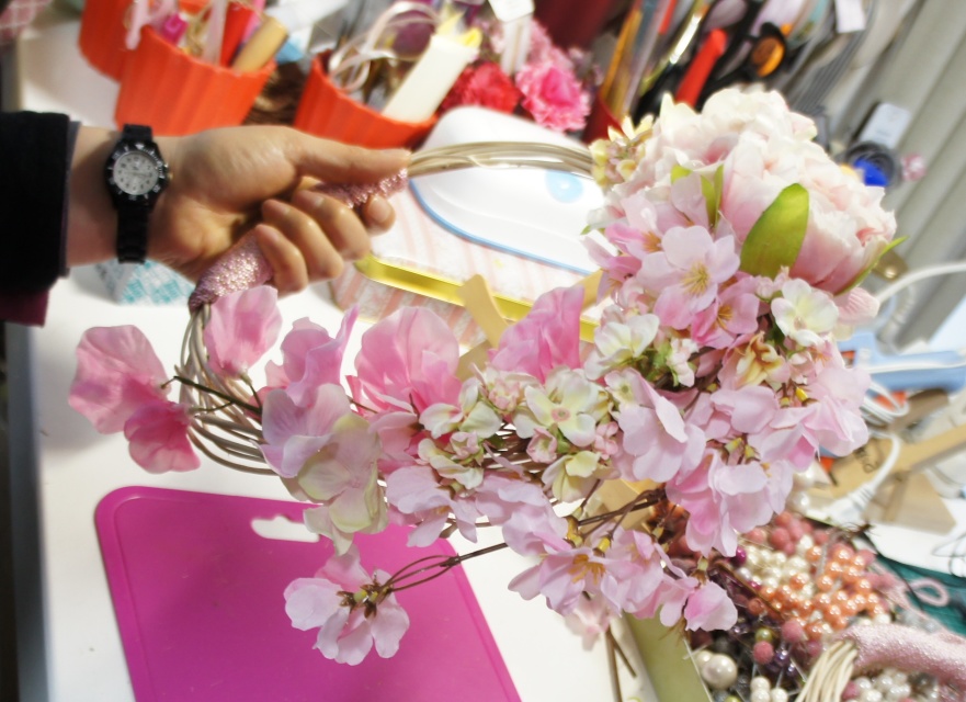 【期間限定】和風で春を彩る♪桜とピオニー・スィートピーの春満開リースの当日の流れ・雰囲気の写真3枚目