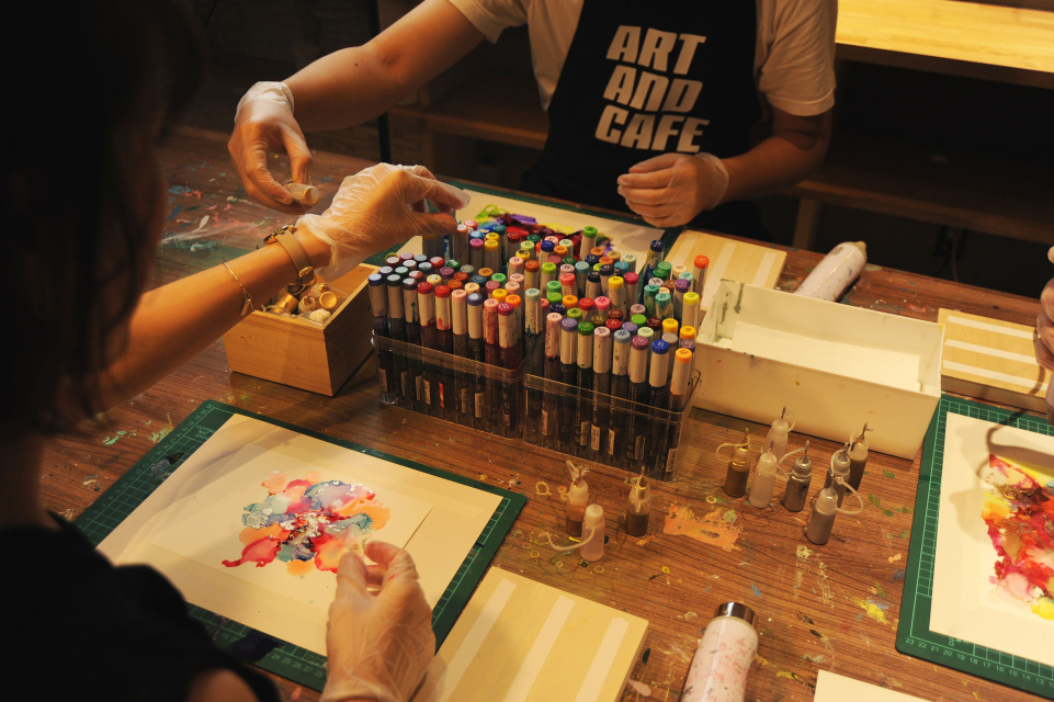 【下北沢】ゴールド&シルバーのアルコールインクアートをみんなで描こう！の当日の流れ・雰囲気の写真2枚目