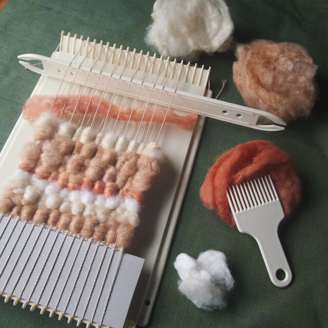 ふわふわシルクで遊ぼ 「草木染め真綿で織るミニマット作り」の当日の流れ・雰囲気の写真1枚目