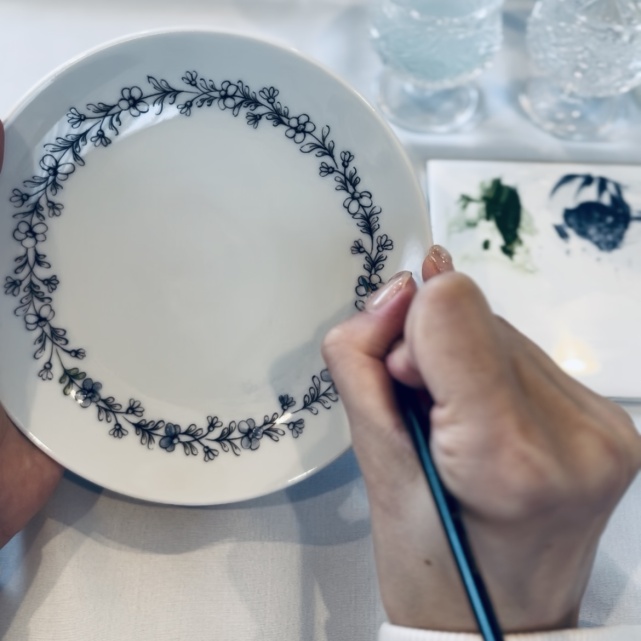 横浜|絵心不要!線描き済で失敗なし。くすみカラーの北欧風食器作り の当日の流れ・雰囲気の写真1枚目