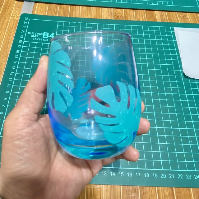 すりガラスグラデーションが美しいハワイアンなモンステラデザインの彫刻グラス作りの当日の流れ・雰囲気の写真2枚目