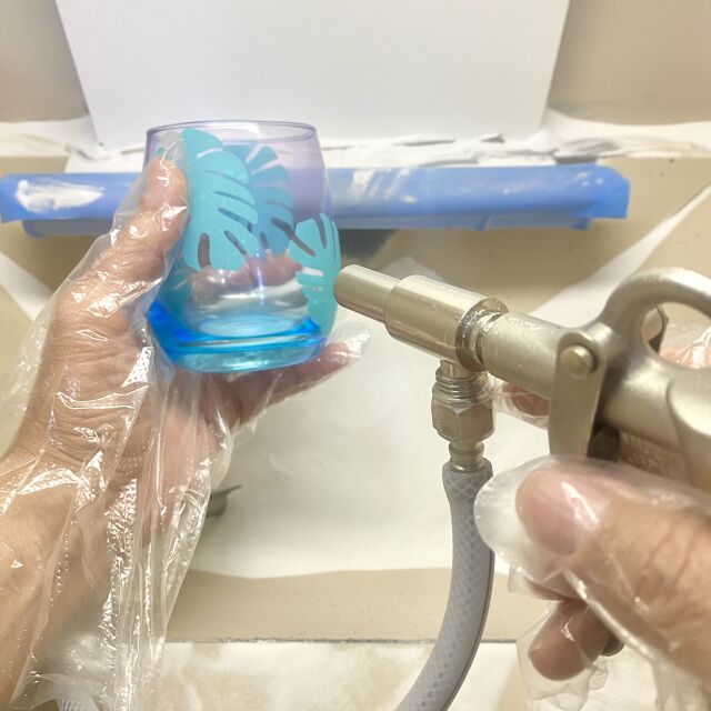 すりガラスグラデーションが美しいハワイアンなモンステラデザインの彫刻グラス作りの当日の流れ・雰囲気の写真3枚目