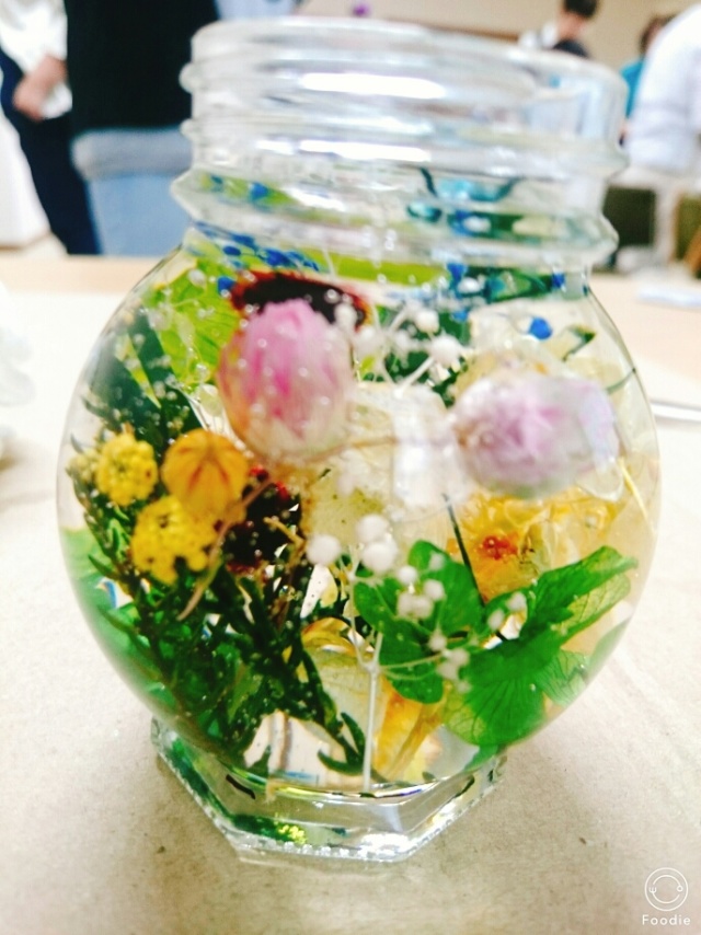 きらめく植物インテリア！　簡単可愛い丸瓶ハーバリウム　お好きな花材での当日の流れ・雰囲気の写真3枚目
