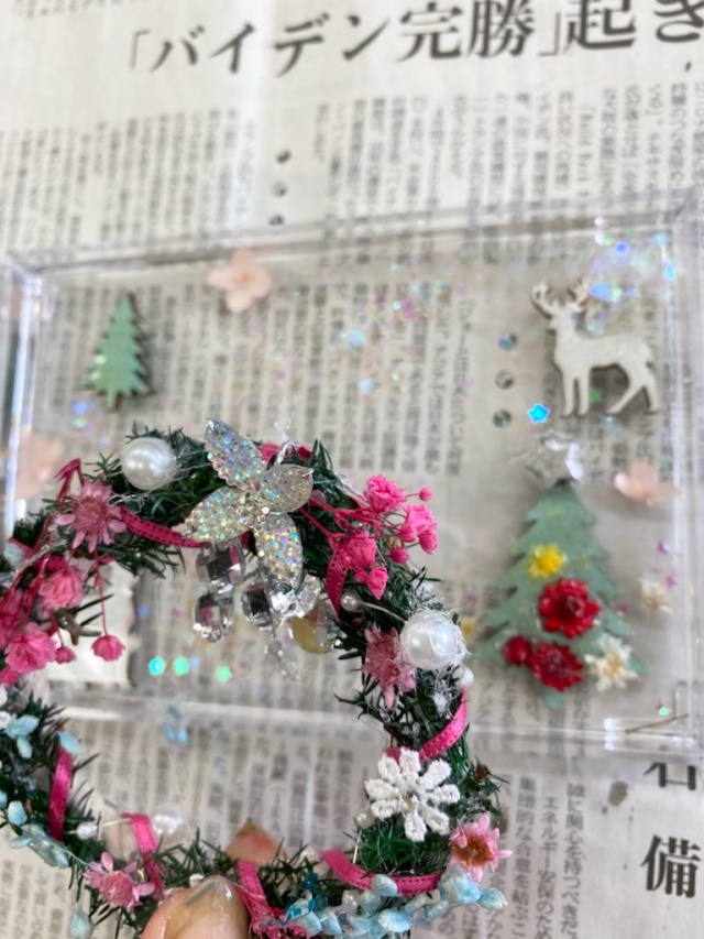 選べる花材　クリスマスに華やかな固まるハーバリウムリースプレートの当日の流れ・雰囲気の写真3枚目