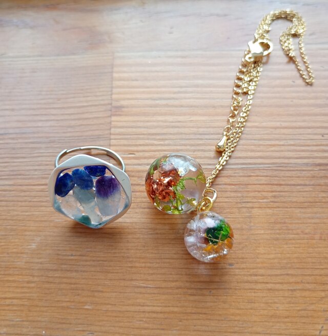 草花と天然石でつくる。 レジンアクセサリーワークショップに参加したpyaの写真1枚目